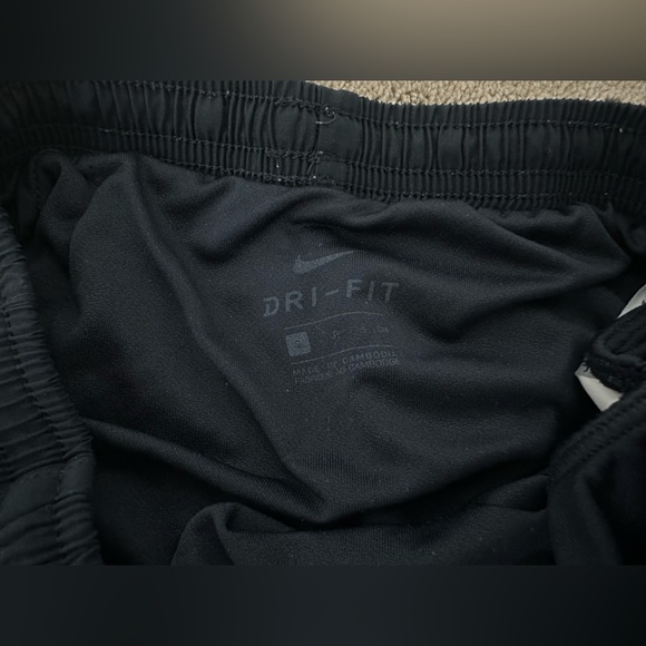 Nike dri-fit 7” shorts with liner - Picture 2 of 3